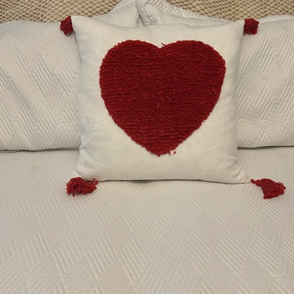 Millow decorative heart pillow - Picture 2 of 8